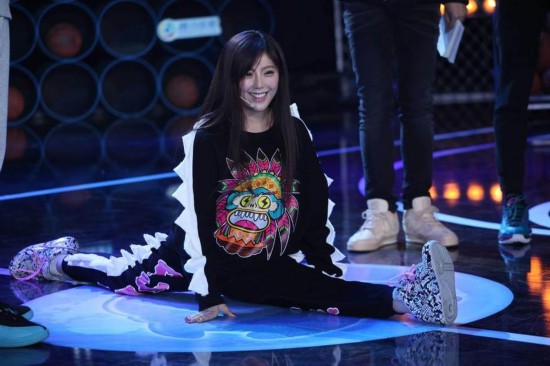 赵奕欢下叉PK篮球宝贝 柔韧度惊人(组图)