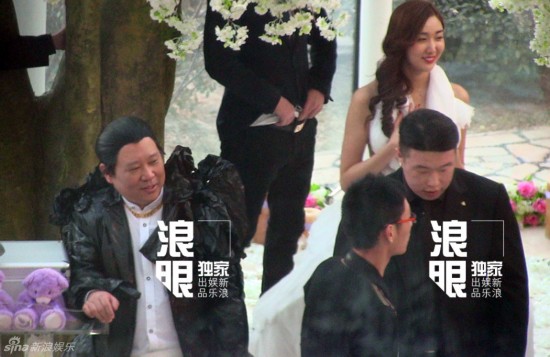 郭德纲拍戏扎小编造型雷人与美女上演环保婚礼