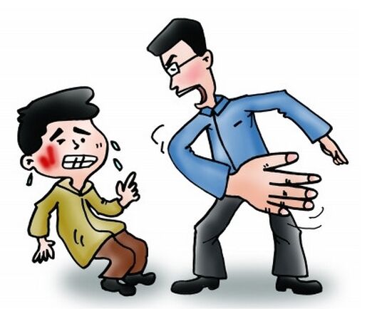 父亲怀疑女儿早恋 当街扇男同学耳光