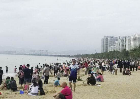 2月3日,三亚湾游人如织。
