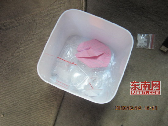 交通违法牵出数名涉毒人员 警方缴获33小包冰