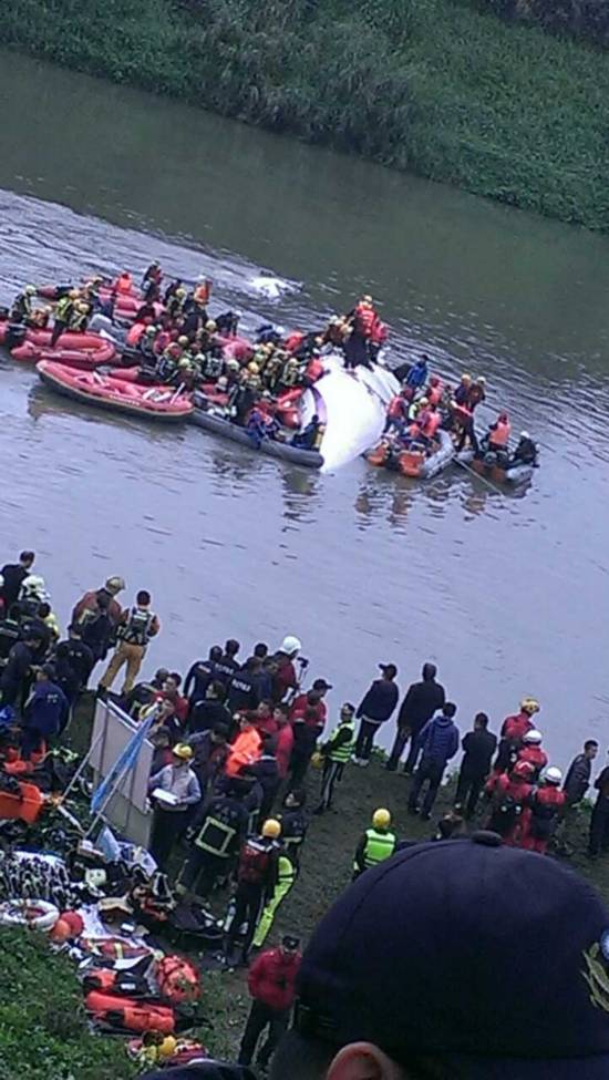 台湾复兴航空一客机坠河已致13人遇难