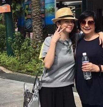 女神徐若瑄被疑已怀孕与母亲合照露水桶腰