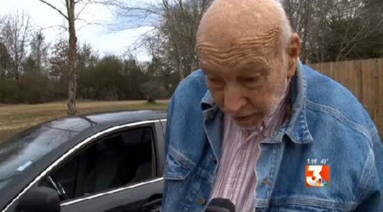 耄耋仁医因在汽车里行医面临被吊销行医执照\/