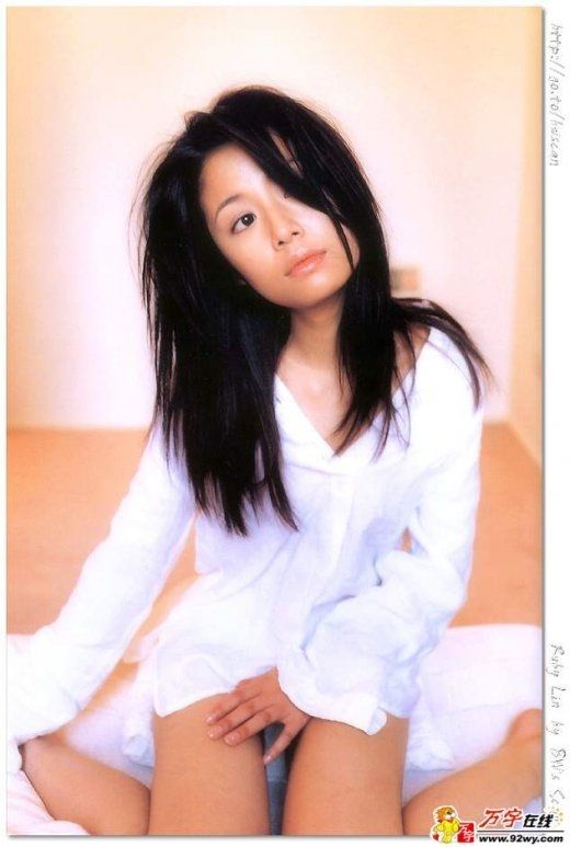 林心如10年前大尺度写真曝光 <em>凸凹</em>有致--湖北频