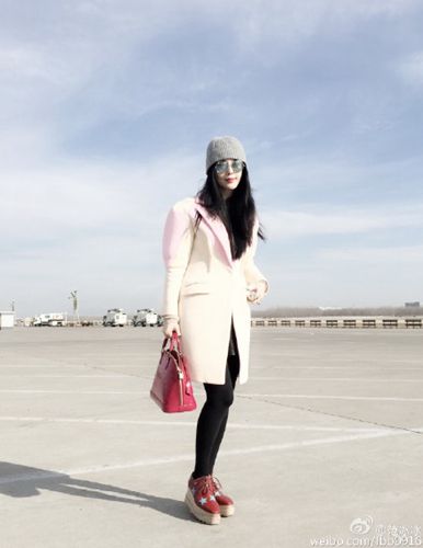 范冰冰站蓝天下甜笑 戴灰色帽子搭配圆形墨镜