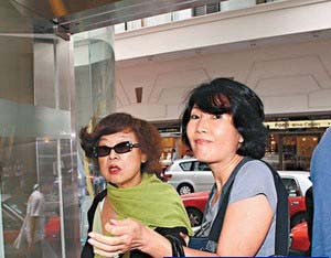 赵本山姜文洪金宝罗嘉良 男明星原配前妻罕见