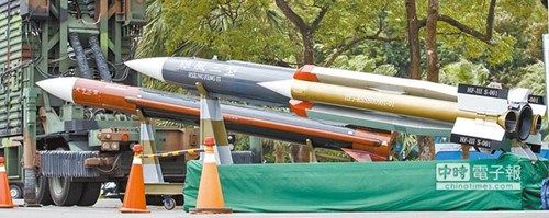 圖為“中科院”展出雄風三型導彈（右起）、天弓三型導彈及天弓三型導彈的自機動垂直發射架。（資料圖） 