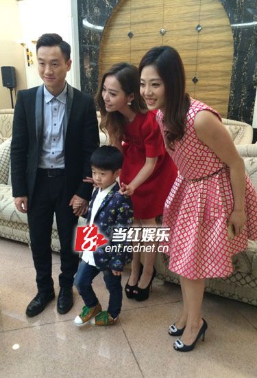 杨阳洋见张靓颖一秒变娇羞 大方送么么哒