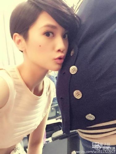 杨丞琳贴孕妇肚子合照引热议 粉丝催婚(图)