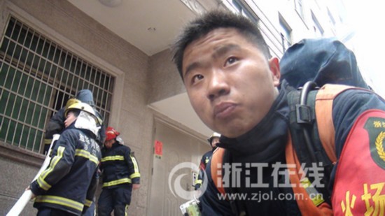 为<em>捆绑</em>哥点赞!90后<em>战士</em>火场背婴儿爬下9米拉