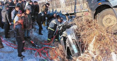 长春:夫妻遇车祸均遇难 <em>10岁女儿</em>被父亲护住生