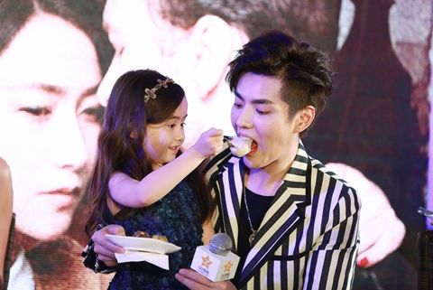 吴亦凡被女儿喂吃家乡美食 谈爱情攻气十足