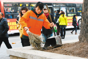 保洁员<em>父亲</em>病重 32岁<em>女儿自愿</em>替<em>父亲</em>扫街道