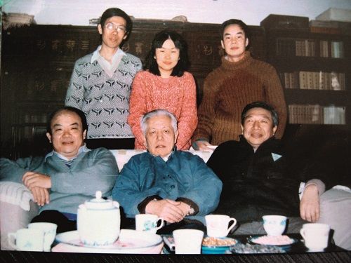 温儒敏:读经典就是思想爬坡 - 何郁 - 何郁的博客 4-3,与导师王瑶先生在一起,前排中为王瑶,左为钱理群,右为吴福辉,后排左起为陈平原、张枚珊、温儒敏