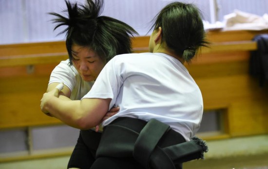 跟拍日本相扑女运动员 <em>男女</em>混合贴身<em>劲爆</em>对抗
