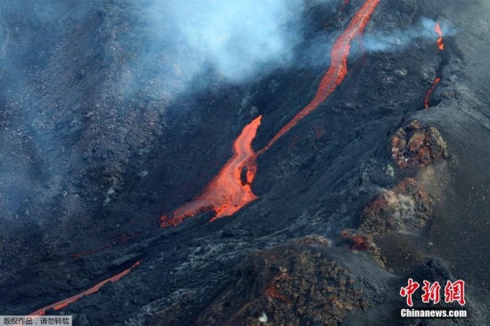 法国富尔奈斯火山喷发 场面震撼(组图)