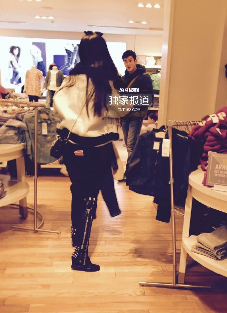 霍思燕杜江带儿子逛街买衣服 一家三口其乐融
