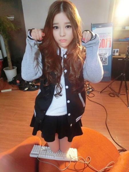 游戏主播跪键盘求原谅 宅男玩家表示心疼