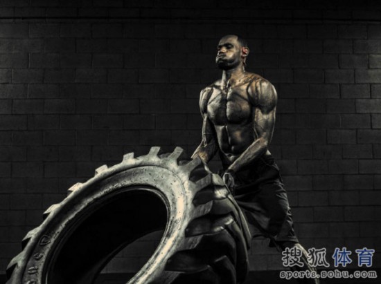 詹皇拍写真搬大轮胎 展示完美全身腱子肉