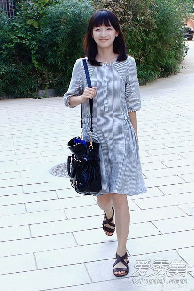 周冬雨清新搭配 学生气息文艺范儿