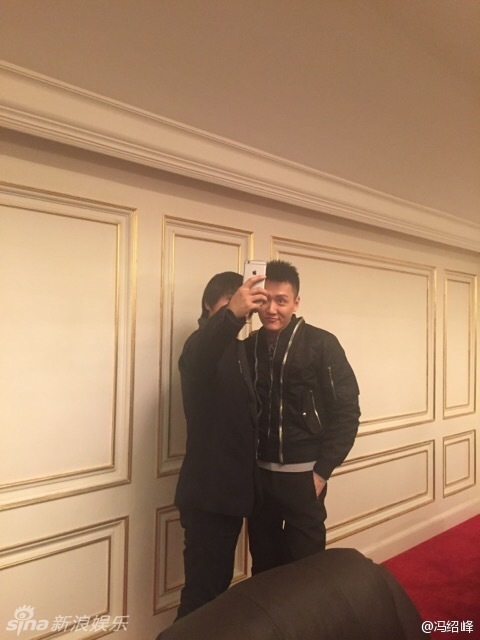 韩寒捧场冯绍峰新片 深情对望搞笑玩自拍