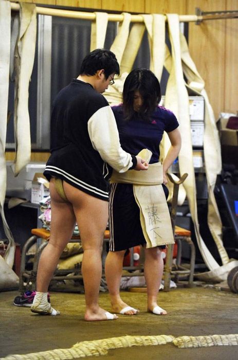 跟拍日本相扑女运动员 <em>男女</em>混合贴身<em>劲爆</em>对抗