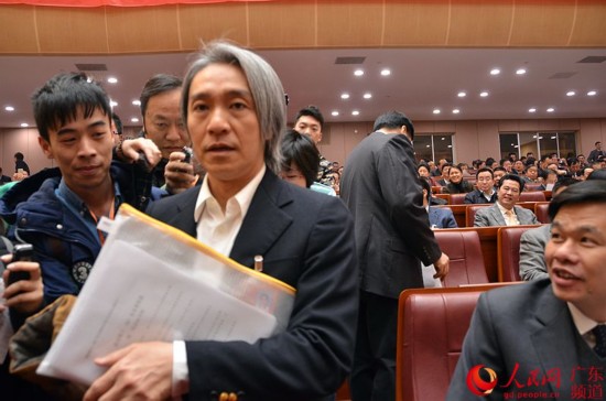 广东政协会议开幕周星驰现身 一路飞奔躲记者