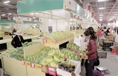 三亚水果海鲜批发市场_在海南景点买水果吃海鲜被宰？记者再探三亚旅游市场