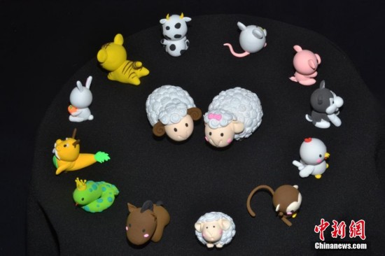 甘肃艺人用粘土捏出十二生肖玩偶迎新春