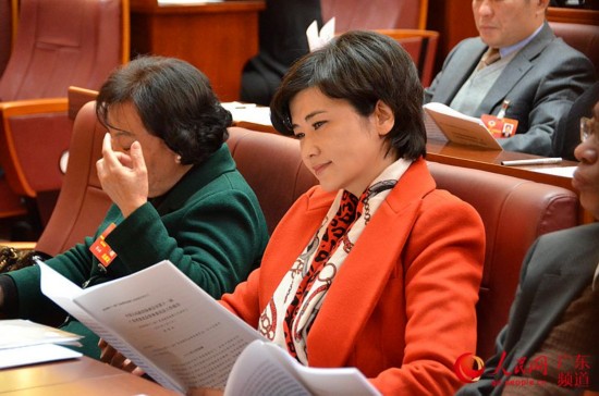 广东政协会议开幕周星驰现身 一路飞奔躲记者