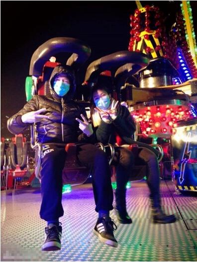 邓紫棋绯闻男友疑曝光 晒游乐场疯玩照示威旧