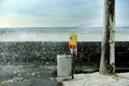 瑞士日内瓦遭 鬼天气 岸边瞬间结冰(高清组图)