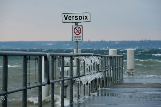 瑞士日内瓦遭 鬼天气 岸边瞬间结冰(高清组图)