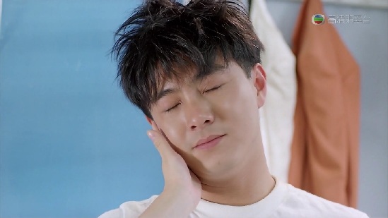 张卫健生日在北京录制节目 年轻青涩帅照曝光