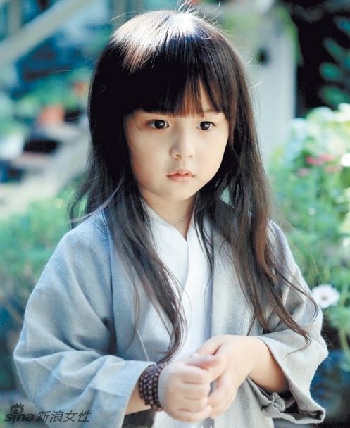  汪小菲晒女儿 沙滩玩耍 萌照  大S抱女儿享受生活