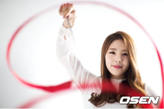 韩国体操美女拍写真集 舞动红丝带姿势柔美