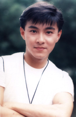 张卫健生日在北京录制节目 年轻青涩帅照曝光