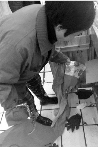 5旬大妈为养小18岁男友贩毒 当扫地工掩人耳目