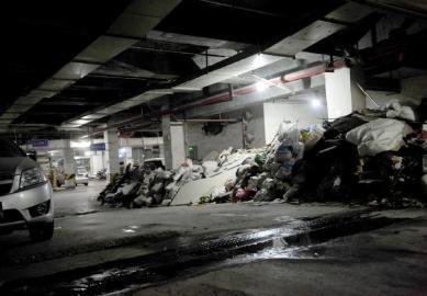 成都一小区地下停车场堆放建筑垃圾 引居民不