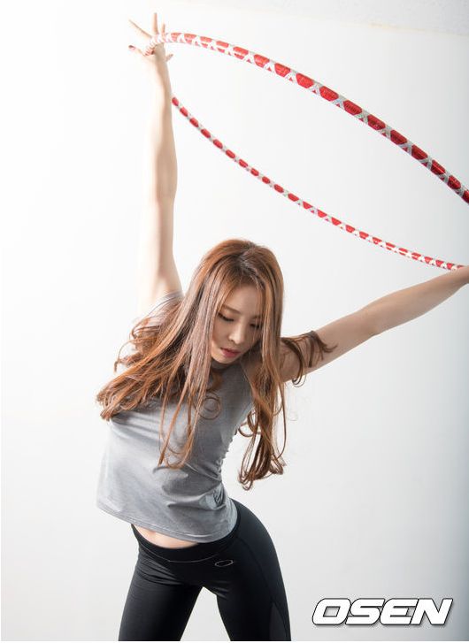 <em>韩国</em>体操<em>美女</em>拍<em>写真</em>集 舞动红丝带姿势柔美--甘