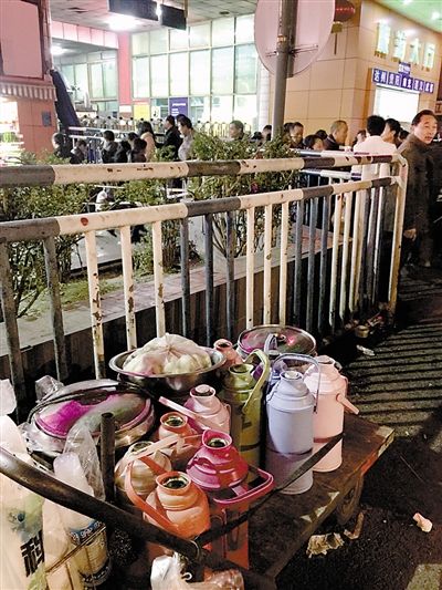 菜园坝汽车站向派出所求援 我们的进站口很危