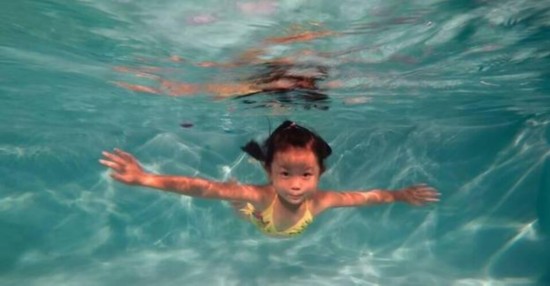 水孩子水育早教专家:宝宝学游泳要从小抓起