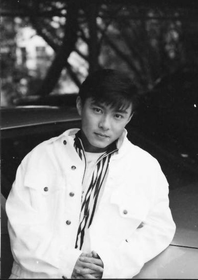 张卫健生日在北京录制节目 年轻青涩帅照曝光