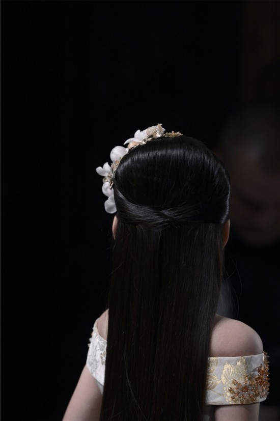 9岁中国萝莉小绣球巴黎走秀 台风稳重气质独特