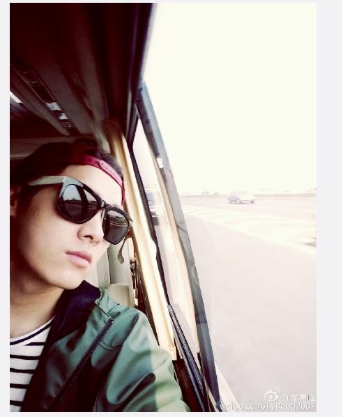 李易峰泰国晒自拍 网友调侃:小心变人妖(图)