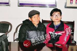 父子倆激動地抱在一起雙手久久不鬆開
