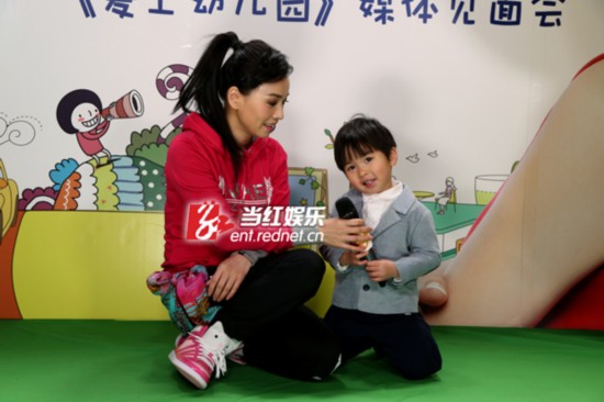张庭重操旧业化身幼师 称儿子是把妹高手
