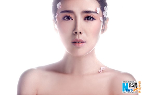 氧气女神颜丹晨曝桃花妆写真 明艳照人耀新春