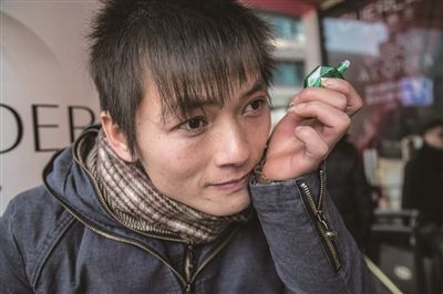 阜阳90后小伙子在杭州<em>织补</em>界出名:补一条LV裤